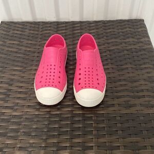 Native Jefferson shoes, junior size 1￼